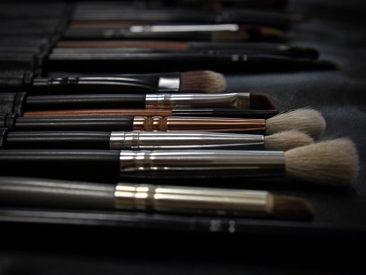 Pinceaux et palette de maquillage pour la beauté du regard